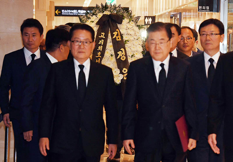 12일 오후 서울 서대문구 신촌 세브란스병원 장례식장에 마련된 고 이희호 여사 빈소로 통일부 관계자가 고 이희호 여사를 애도하며 보낸 김정은 국무위원장의 조화와 조전을 가지고 들어가고 있다.